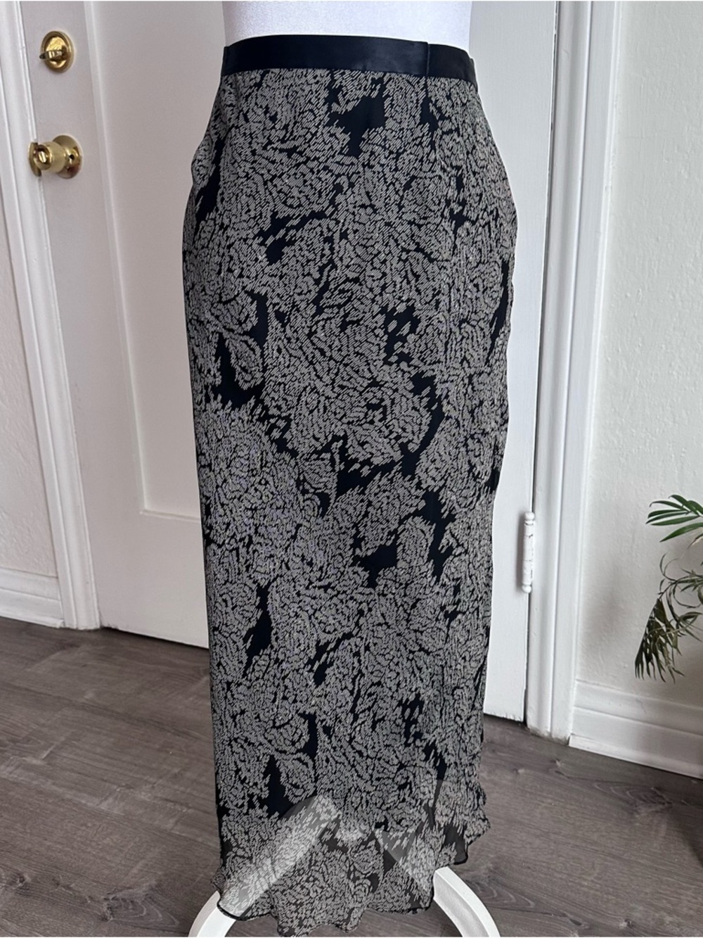 Vintage 90s Dark Academia Black White & Gray 100% Silk Maxi Skirt-Size 18